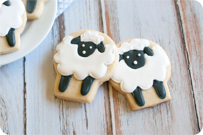 simple sheep decorated cookies | bakeat350.blogspot.com