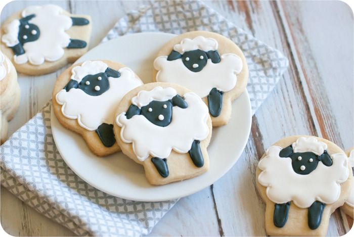 simple sheep decorated cookies | bakeat350.blogspot.com