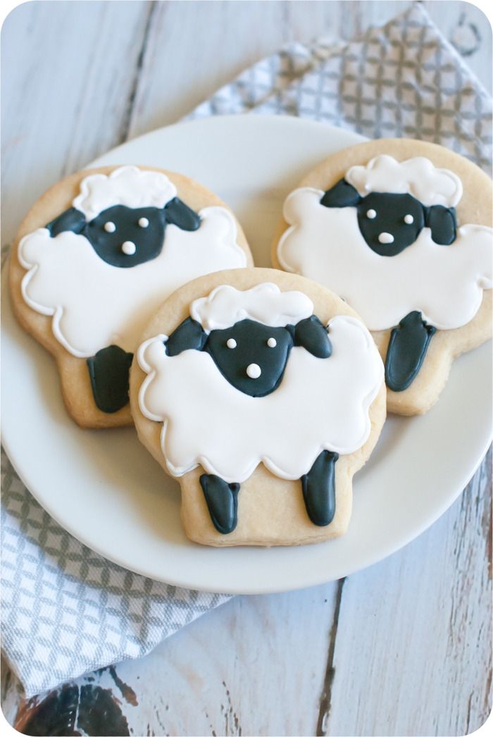 simple sheep decorated cookies | bakeat350.blogspot.com