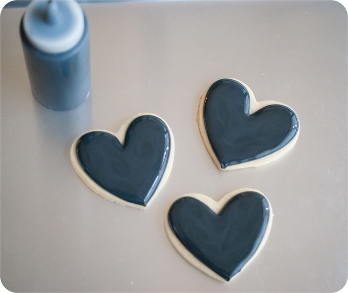 heart-shaped skunk cookies ... you're too stinkin' cute!  {valentine decorated cookie tutorial}