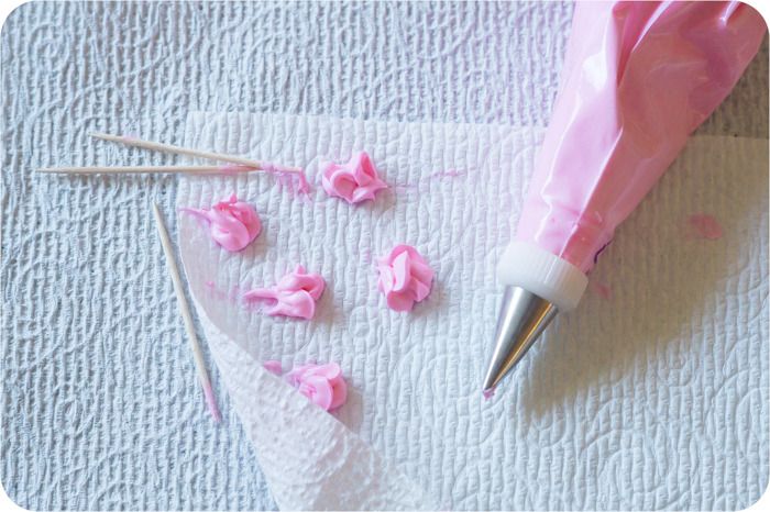 royal icing toothpick roses for decorated cookies, cakes, and cupcakes | bakeat350.blogspot.com
