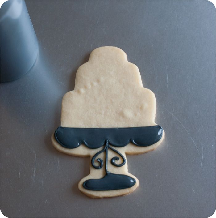 how to make decorated wedding cookies: cake, Mr & Mrs, roses. Decorating tutorial. | bakeat350.blogspot.com