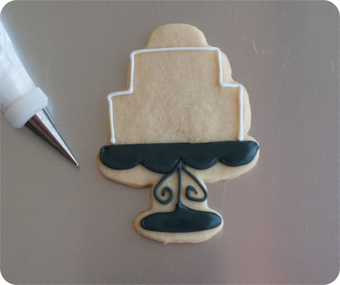 how to make decorated wedding cookies: cake, Mr & Mrs, roses. Decorating tutorial. | bakeat350.blogspot.com