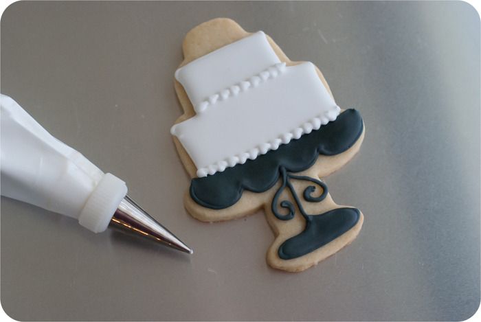 how to make decorated wedding cookies: cake, Mr & Mrs, roses. Decorating tutorial. | bakeat350.blogspot.com