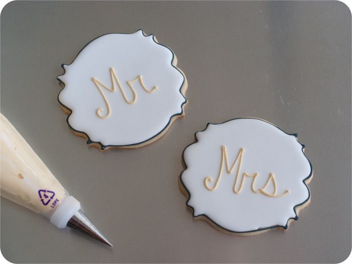 how to make decorated wedding cookies: cakes, Mr & Mrs, roses. Decorating tutorial. | bakeat350.blogspot.com