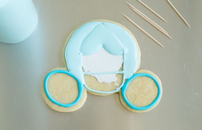 how to make Cinderella carriage cookies ... from a Mickey Mouse cookie cutter! Perfect for a Cinderella or princess party!