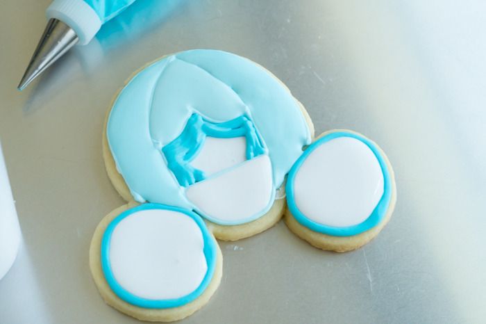 how to make Cinderella carriage cookies ... from a Mickey Mouse cookie cutter! Perfect for a Cinderella or princess party!
