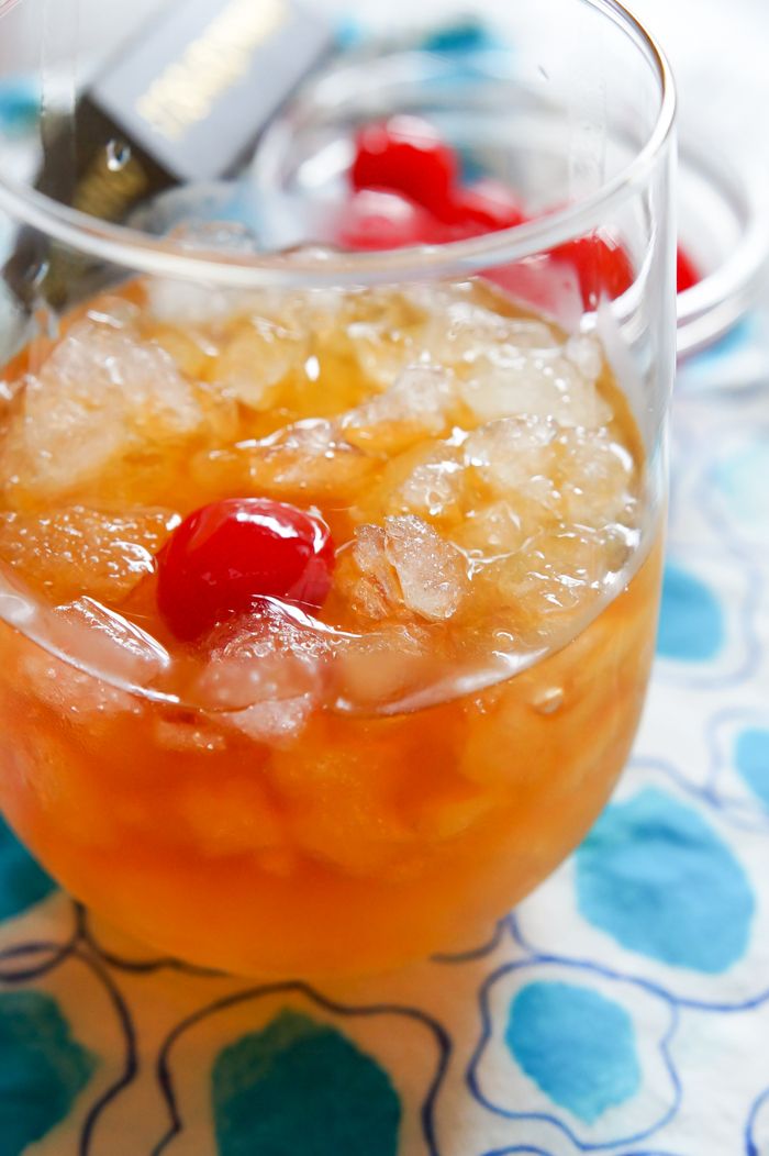 Ginger Amaretto Sours, cocktail for one or for a crowd. Make-ahead or drink right away! | bakeat350.blogspot.com