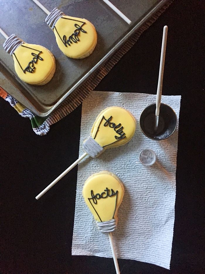How to Decorate Lightbulb Cookies