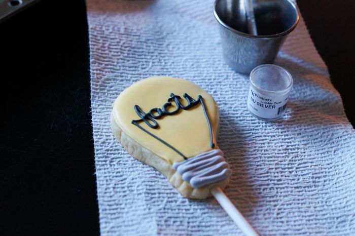 How to Decorate Light Bulb Cookies