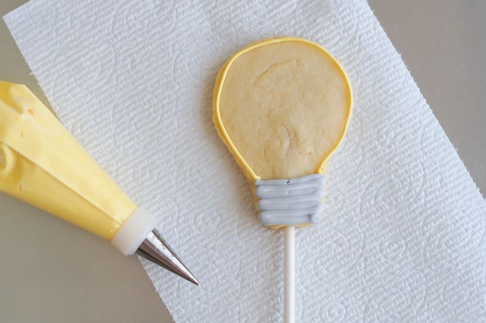 How to Decorate Light Bulb Cookies