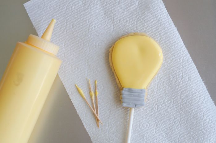 How to Decorate Light Bulb Cookies