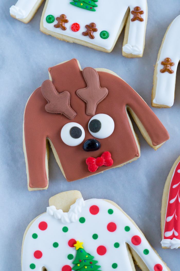 ugly Christmas sweater decorated cookies : tutorial from bakeat350.blogspot.com