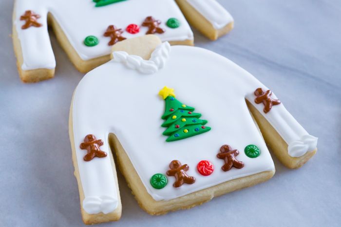 ugly Christmas sweater decorated cookies : tutorial from bakeat350.blogspot.com