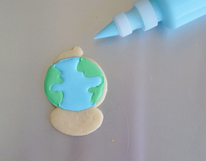 how to make floral-embellished globe cookies
