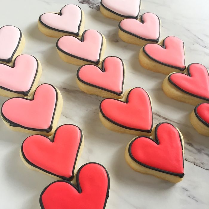 black-outlined ombre heart cookies in poppy