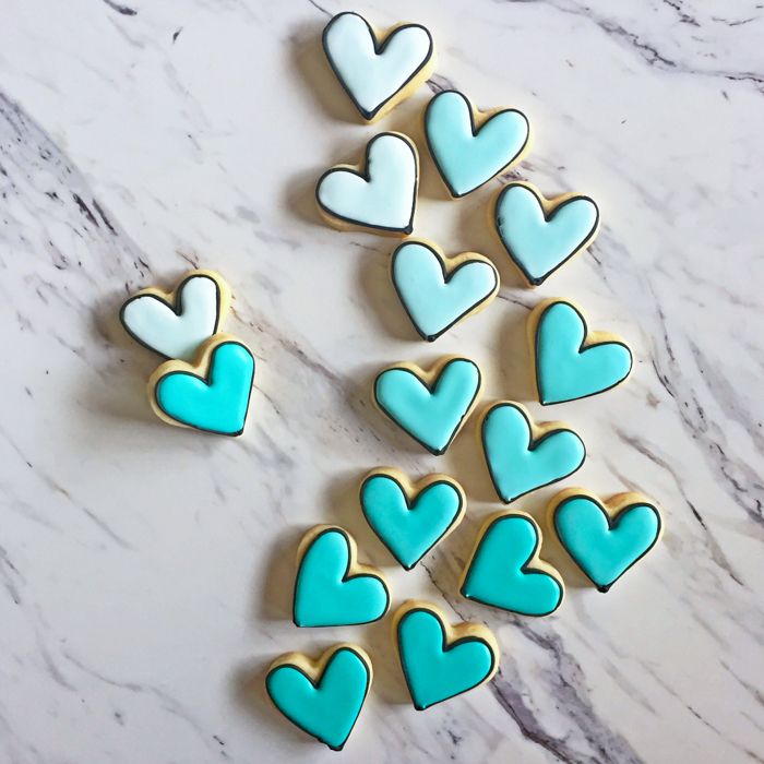 black-outlined ombre heart cookies in turquoise