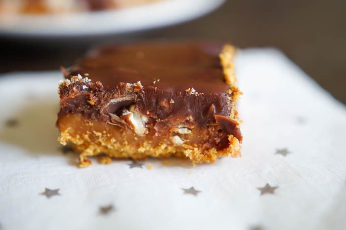 Chocolate Caramel Pretzel No-Bake Bars | gooey, sweet, salty perfection from bakeat350.net