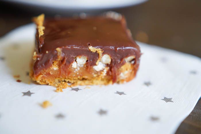 Chocolate Caramel Pretzel No-Bake Bars | gooey, sweet, salty perfection from bakeat350.net
