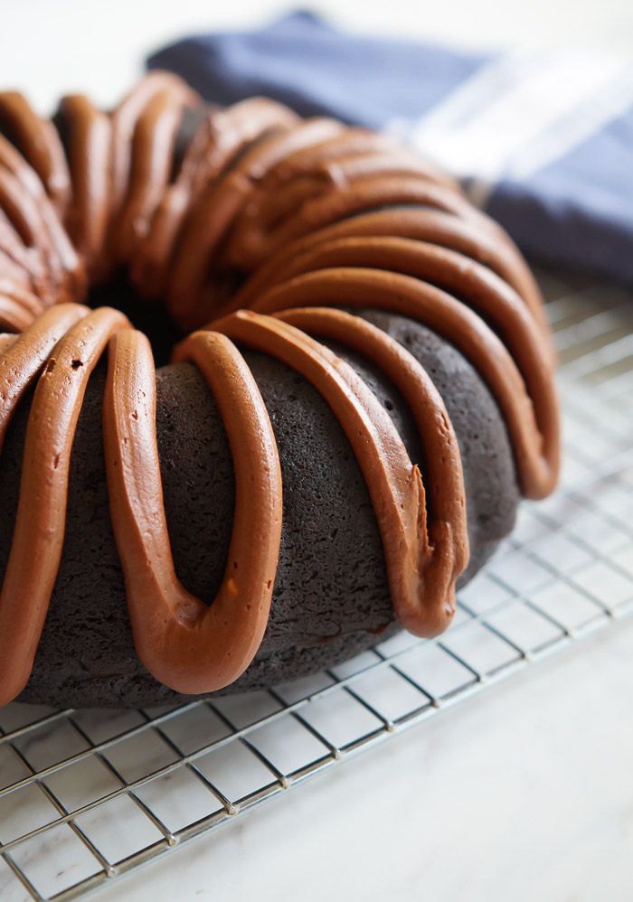 chocolate fudge bundt cake ...beyond rich with a dreamy chocolate frosting! | bakeat350.net