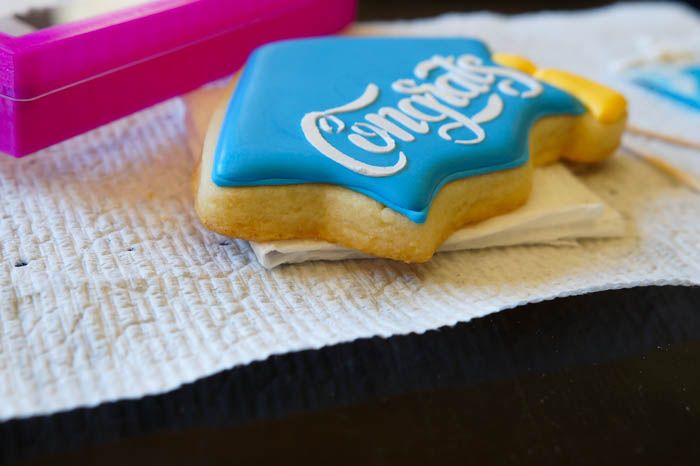 how to make stenciled graduation cap cookies | bakeat350.net