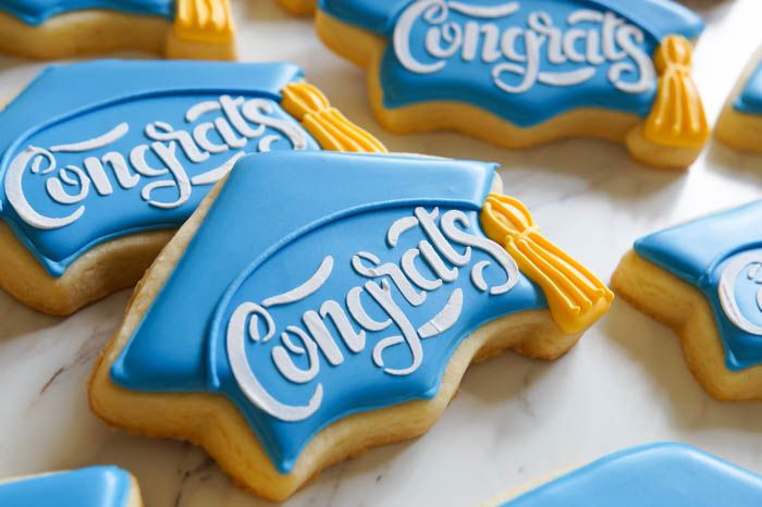 how to make stenciled graduation cap cookies | bakeat350.net