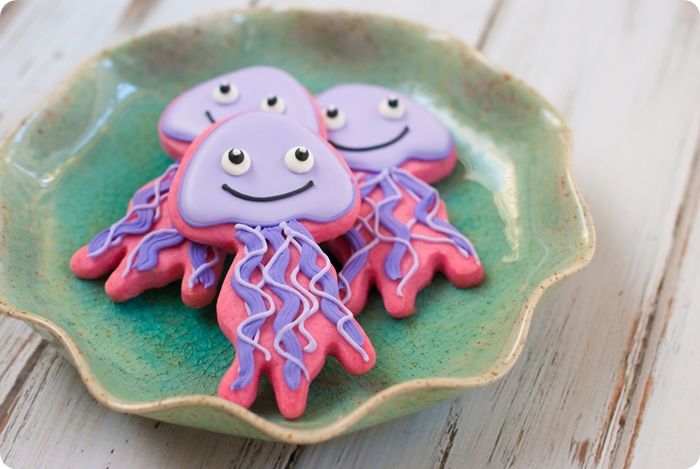 jellyfish cookies from the book Decorating Cookies Party: 10 Celebratory Themes * 50 Designs by Bridget Edwards 