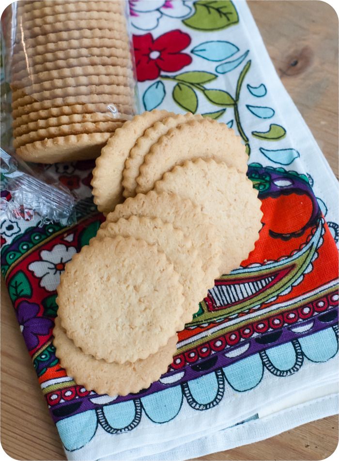 trader joe's toasted coconut cookie thins review : from the weekly TJ's dessert review series from bakeat350.blogspot.com