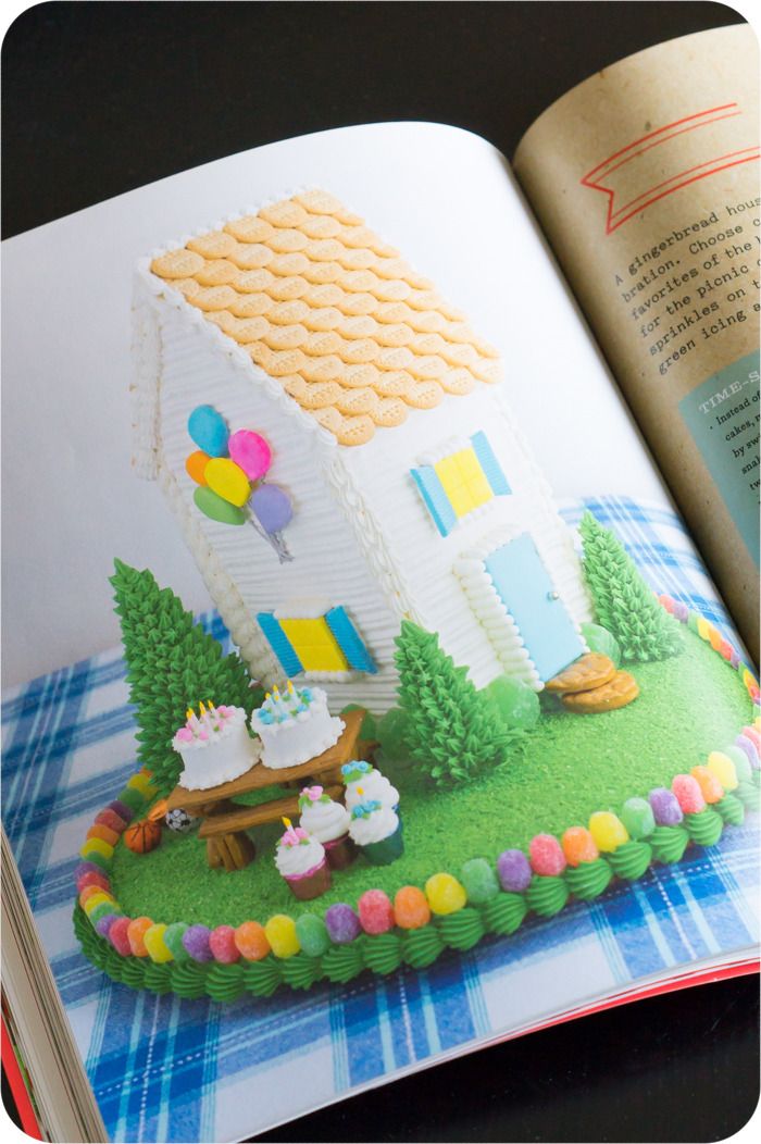 A Year of Gingerbread Houses : book review