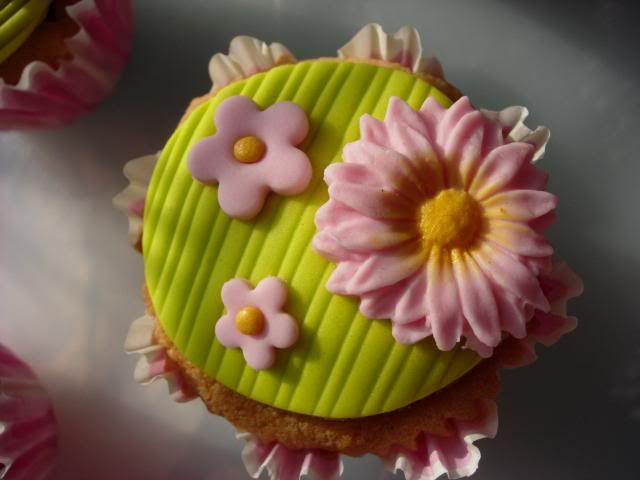 http://i638.photobucket.com/albums/uu104/Sneezle78/Taart%20en%20banket/DSCN0727_zps288666ad.jpg