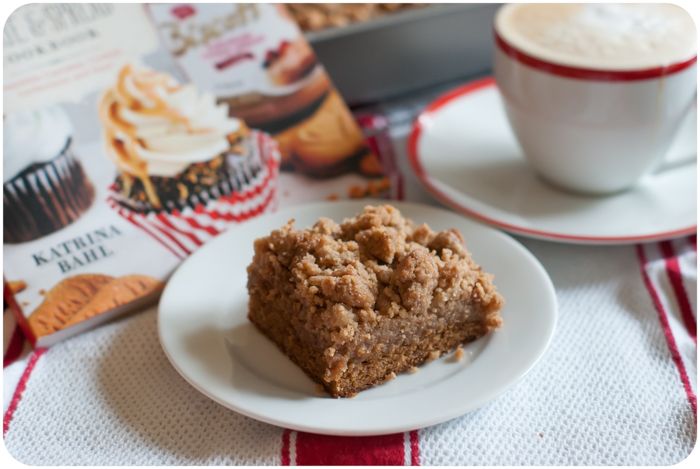 biscoff coffee cake with biscoff crumb topping 